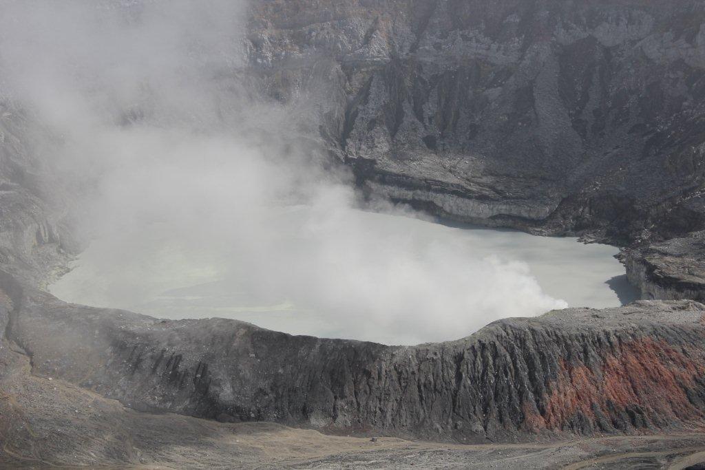 volcan Poas en activité